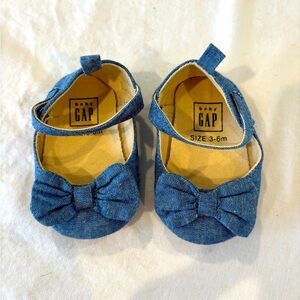 Baby gap denim shoes. Size 3 to 6‎ months like new condition.